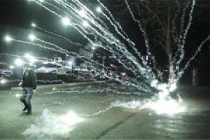 پلیس ترکیه برای سرکوب تظاهرکنندگان در دیاربکر از ماشین های آب پاش و گاز اشک آور و برای شناسایی معترضان به سوی آنها رنگ پاشید