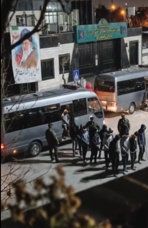انتقال بازداشت‌شدگان اعتراضات به پایگاه‌های نظامی توسط سپاه پاسداران + ویدئوکلیپ